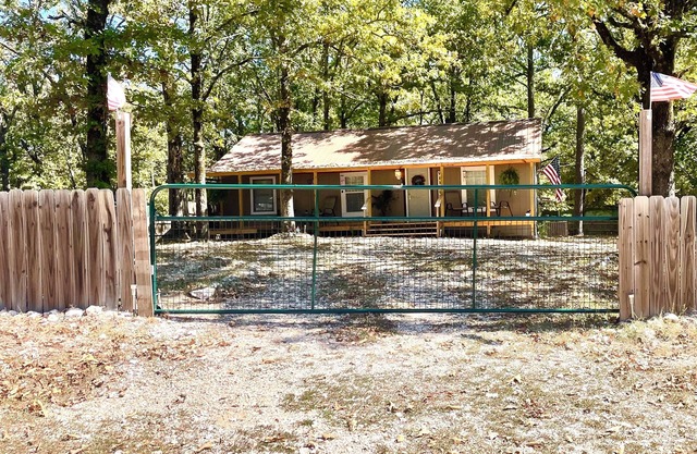 Little cabin just minutes from the North end of Lake Quachita.