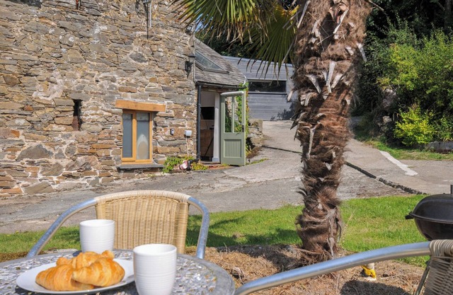 LITTLE COOMBE, pet friendly, with a garden in Liskeard