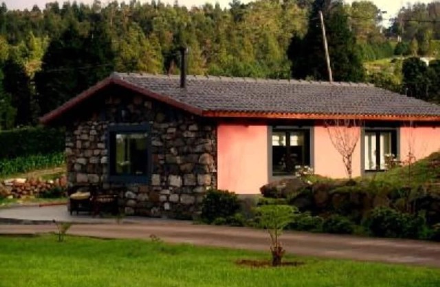 Little country cottage, quiet, peaceful, walk to golf, SLEEPS 3