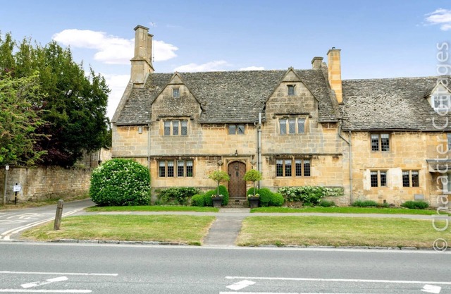 LITTLE GABLES, family friendly, character holiday cottage in Broadway