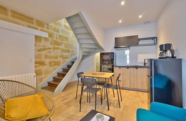 little house fully equipped with 1 bedroom and 1 mezzanine in the heart of Libourne