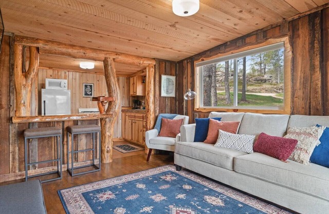 Little Joy: Needle Spire Views + Sauna + Wildlife