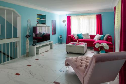 Little Paris- In Affluent University HTS