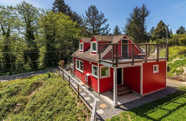 Little Red House - New Historic Home, Near Beach, 1 Dog Welcome Too!
