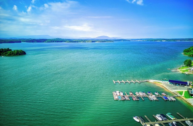 Live Luv Lake, Hot Tub, Private Boat Dock, WIFI,$685 FREE tickets each paid day