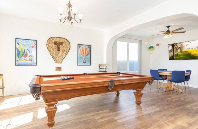 Livin' In Zin-30-Day Rental-Jacuzzi, Poker and pool table