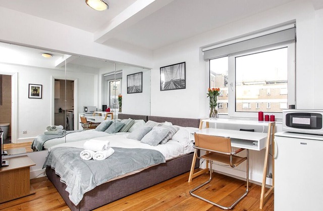 Living as a local in a Chelsea studio flat!