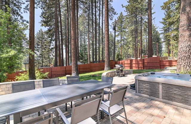 LK162.The Juniper Cabin: 3 BR, 2 BA House in Stateline, Sleeps 8