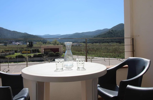 LLANÇÀ 8 MUNTANYA - Penthouse just 20 m. from the beach of La Ribera.