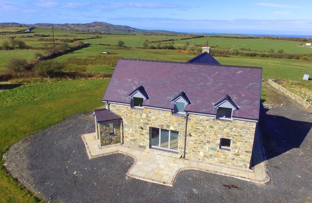 Llanddygfael Hir - Four Bedroom House, Sleeps 8