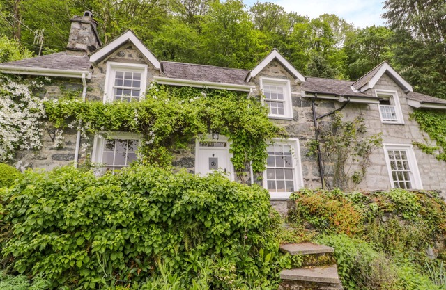 LLETY PERYGL, pet friendly, luxury holiday cottage in Harlech