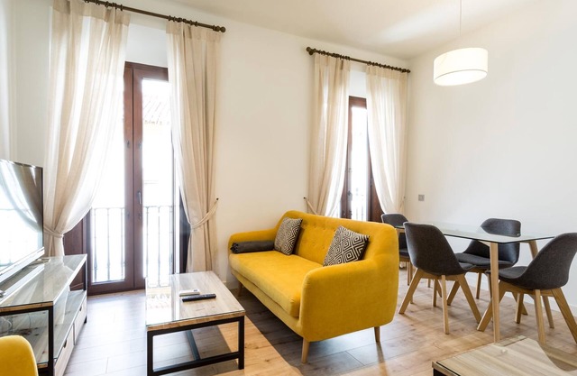 LN4 2BD+2BTH Cloakroom, Shared terrace with pool + Parking on demand