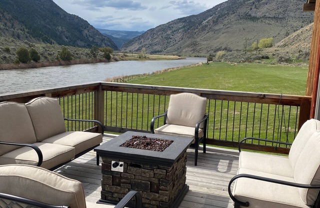 Located 10 miles north of Yellowstone Park.