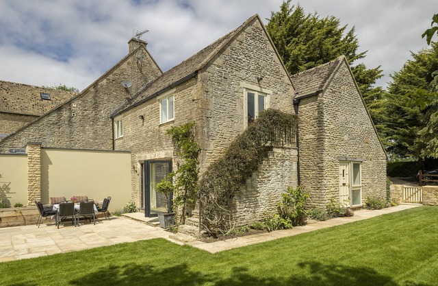 Located at the end of a private, tree lined drive, Cats Abbey Cottage a charming, semi-detached, Cot