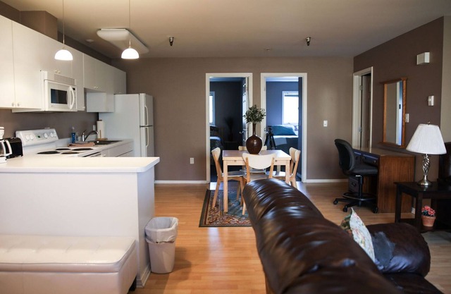 Located Downtown Close to Dining and Shopping Close to Harbors