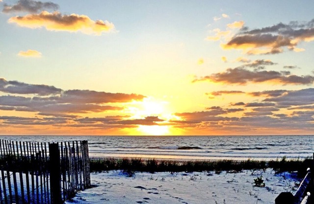 Located downtown, steps from the beach! Charming 1-bedroom condo that sleeps 4