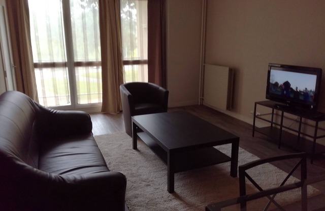 Located on the outskirts of Brest Center (3km from the train station, and from the center of Jaurès ,,,,,,,,)