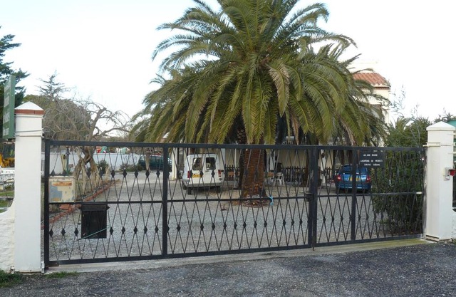 Location avec piscine et parking (n°2p)