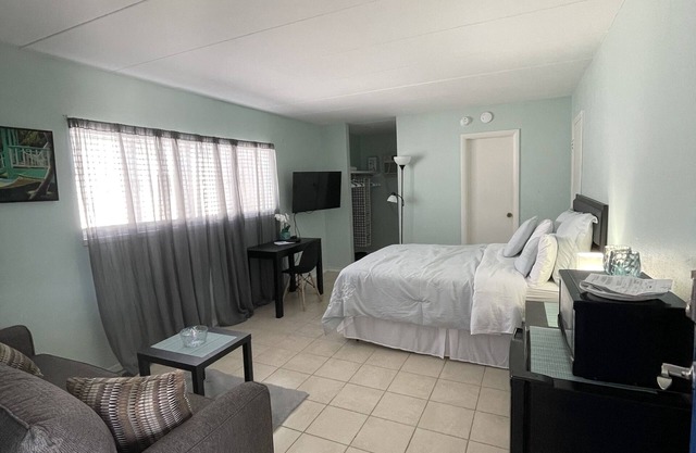 LOCATION!Getaway,cozy place block from everything!Free ice cream,espresso drinks