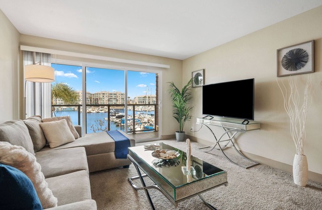 Location ! Harbor Views ! Luxury condo ! Chic Pied à Terre !
