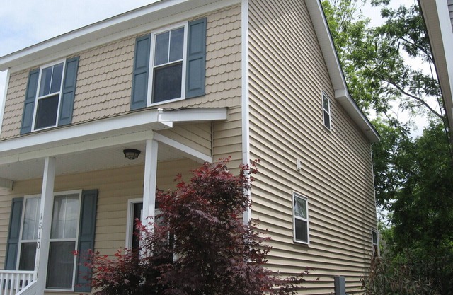 Location House - Charming 3-bedroom house near vibrant downtown and beaches