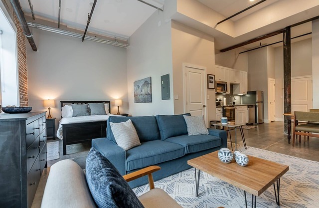Location Location! Walk to everything! 1 BDRM/1 BA in Historic Strand, Sleeps 4!