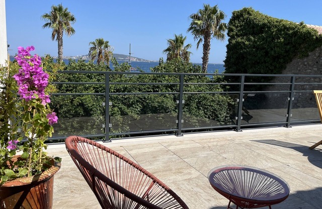 Location Maison au Bord de L'etang de Thau - Plage 20 Mètres - 10 Couchages