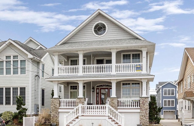 LOCATION-PRIME: Steps away from the Boardwalk & BEACH