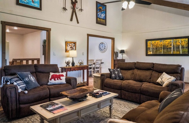 Location! Short walk to golf/tennis/park, firepit, multiple decks, high spd wifi