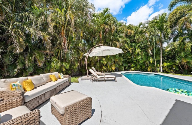 LOCATION! Spacious 3/3 Downtown Delray House with Heated/Cooling Pool