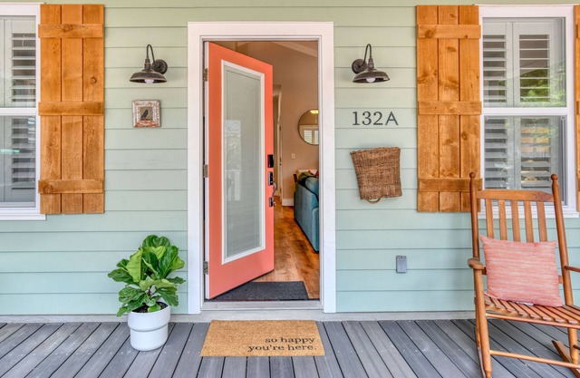 Location! Stylish Downtown Cottage.Walk to everything!