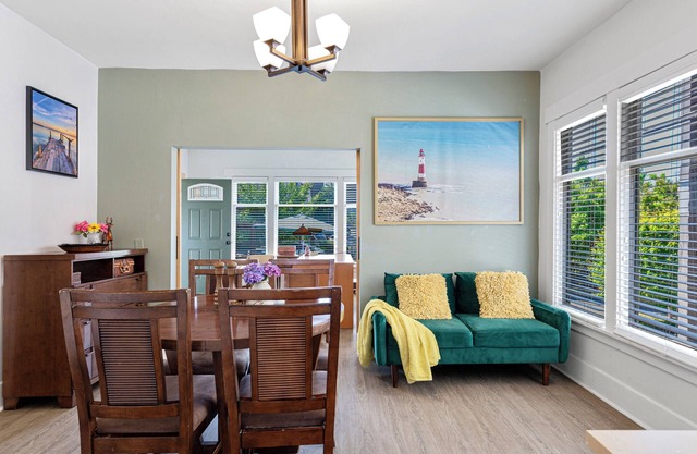 Location！Vintage 3 Bedroom Home in Prime Eastlake Seattle with Private Parking