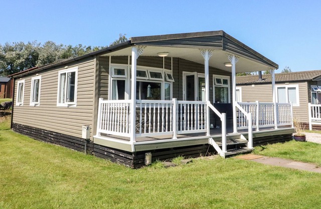 LODGE 17 SILVERDALE, pet friendly, with a garden in Carnforth