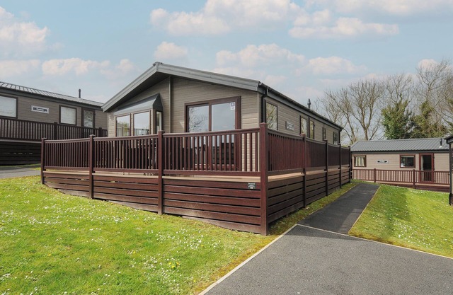 LODGE 65 AT RIVIERA BAY COASTAL RETREAT, pet friendly in Brixham