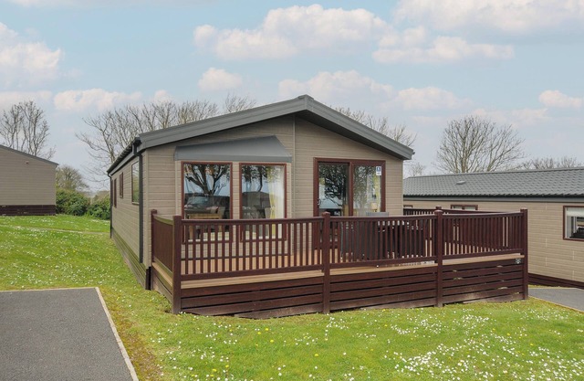 LODGE 67 AT RIVIERA BAY COASTAL RETREAT, family friendly in Brixham