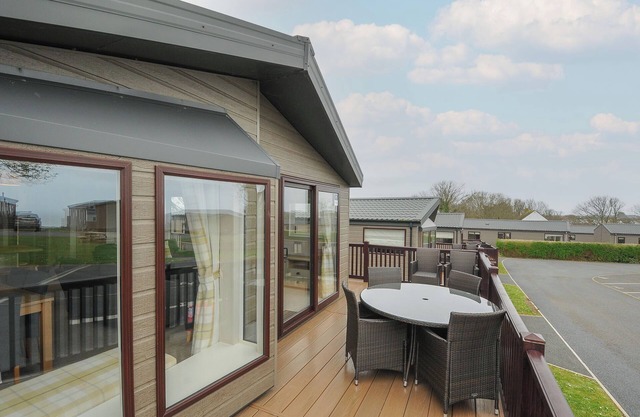 LODGE 69 AT RIVIERA BAY COASTAL RETREAT, family friendly in Brixham