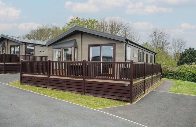 LODGE 72 AT RIVIERA BAY COASTAL RETREAT, pet friendly in Brixham