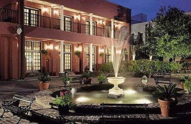 Lodge Alley Inn with fireplace, near College of Charleston