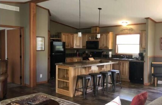 Lodge - Sleeps 11 with 4 beds /2 bathrooms