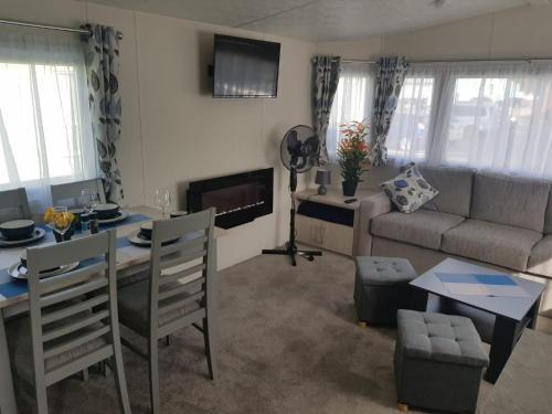 Lodge Sleeps 8- Parking Wifi Campsite Amenities