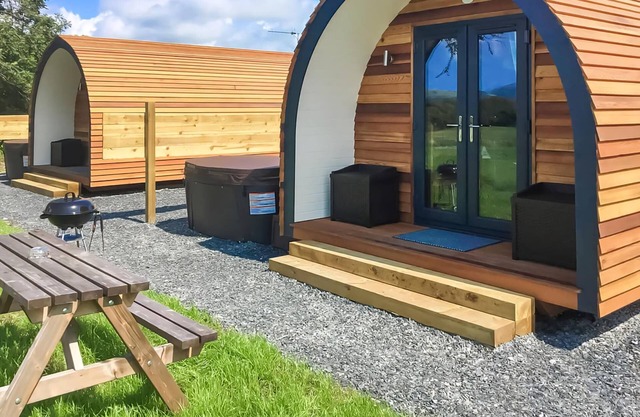 Lodge with one double and one twin.