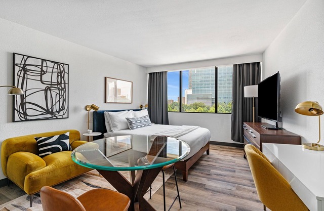 Lodgeur | Bright studio w/desk | Upper Kirby