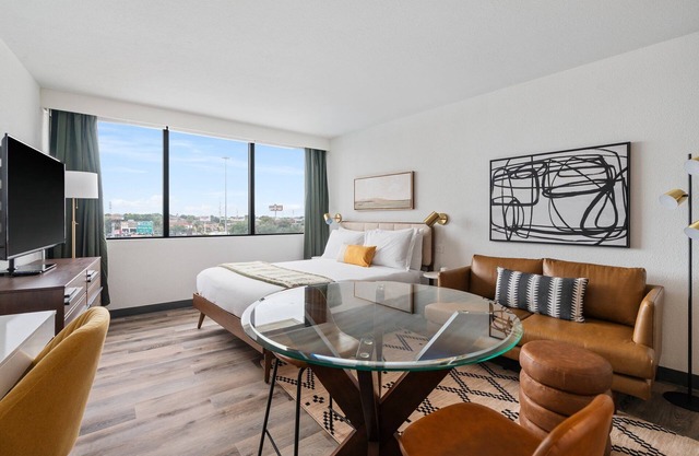 Lodgeur | Studio w/gym & pool | Upper Kirby