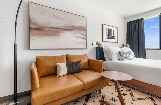 Lodgeur | Studio w/smart TV & desk | Upper Kirby