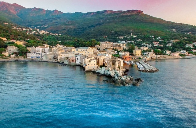 Loft of 100 m2 in the village of Erbalunga, waterfront