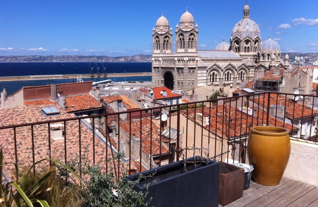 loft with large terrace overlooking the sea near the MUCEM/Panier district