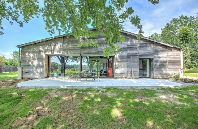 Loft with shared indoor pool, wifi and air conditioning