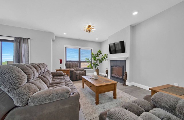 Lofty Riverview Retreat - Great views & downtown!