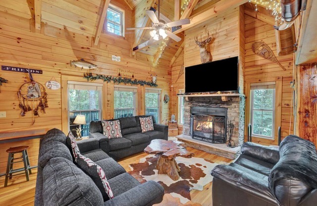 Log Cabin 2 acres borders Lehigh River & Trail-Game room, Bar, Fire Pit, hot tub