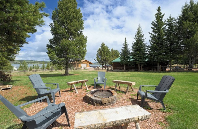 Log Cabin, Lake Views & Dog Friendly at GTL